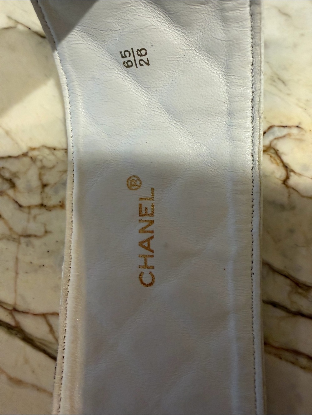 CHANEL White Quilted Leather Waist Belt with Gold CC Plaque - Picture 4 of 17